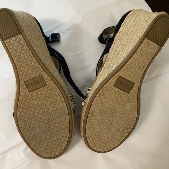 Like New Tom’s Size 8 - Picture 4 of 4